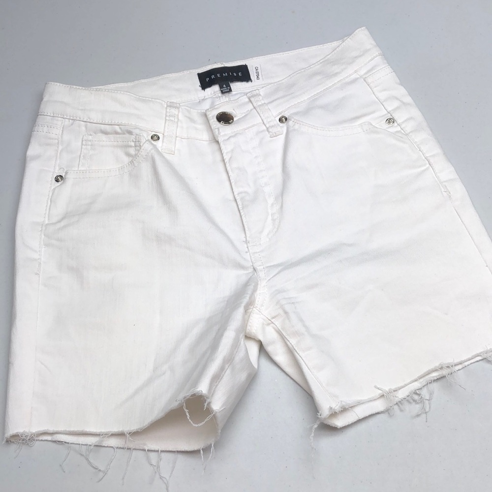 LIKE NEW WHITE PREMISE HIGH-RISE JEAN SHORTS 4/27 ⭐️